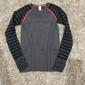 ivivva fly tech long sleeve size 10 (can fit 12)